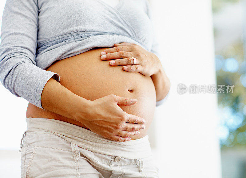 孕妇抱着她的肚子-中段
