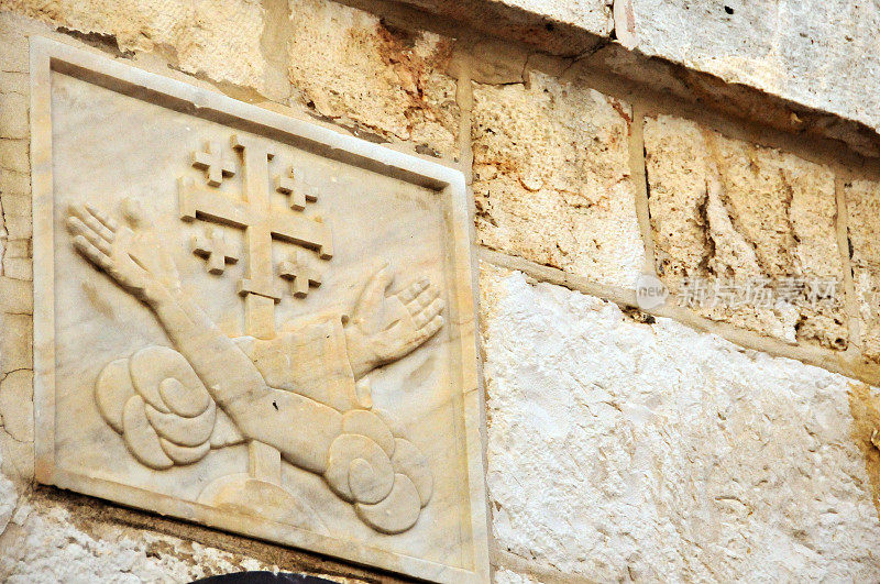 以色列耶路撒冷:苦难之路，第五站，方济各会的武器雕刻
