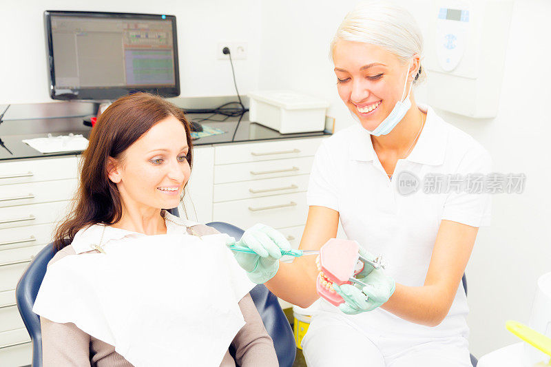 牙科助理教病人如何正确刷牙