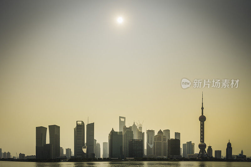中国城市景观日出摩天大楼沿着浦东摩天大楼未来的天际线上海