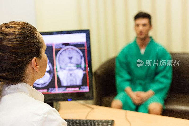 放射科医生与患者讨论MRI扫描