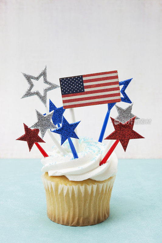 有星星的美国国旗小蛋糕