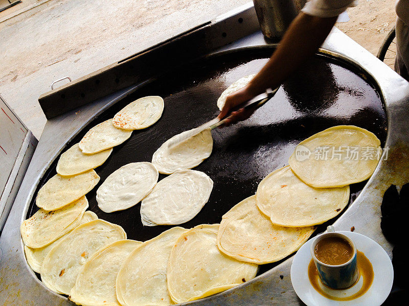 卡拉奇酒店里的男子制作白沙瓦风格的帕拉塔