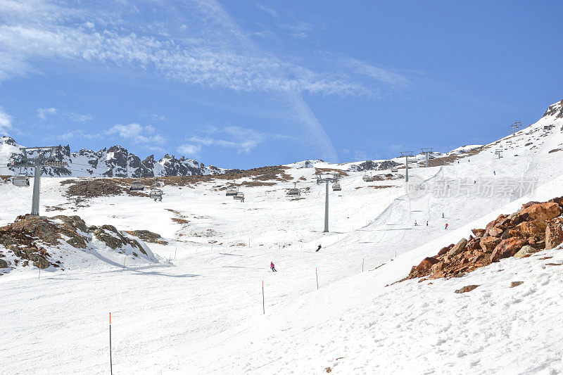 senales冰川上的雪山山峰