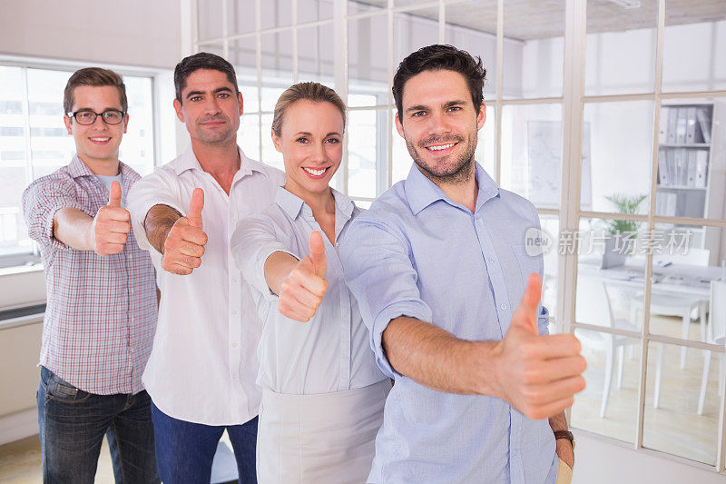 自信快乐的商业团队竖起大拇指
