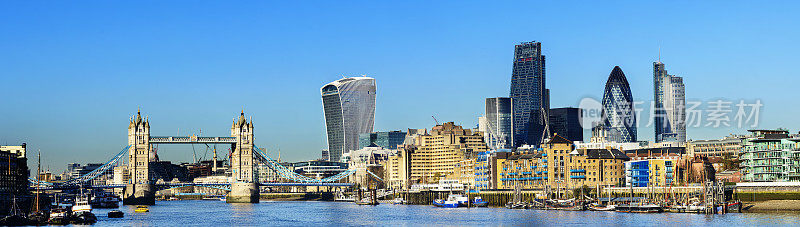 英国的塔桥和伦敦城市天际线