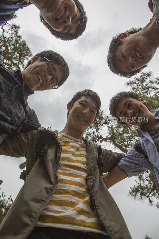 日本学生与朋友同学在日本京都