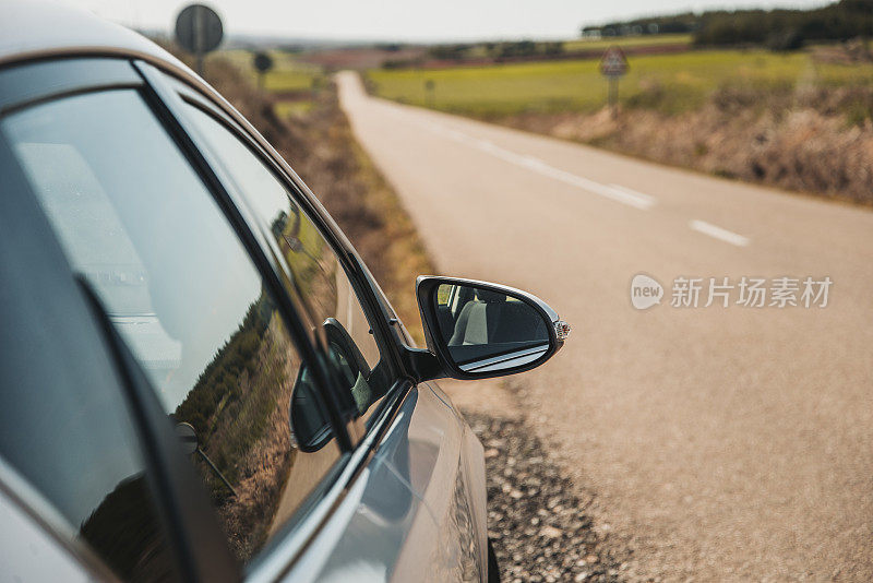 乡村道路和汽车