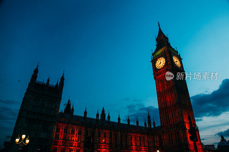 英国伦敦大本钟夜间交通威斯敏斯特桥风景