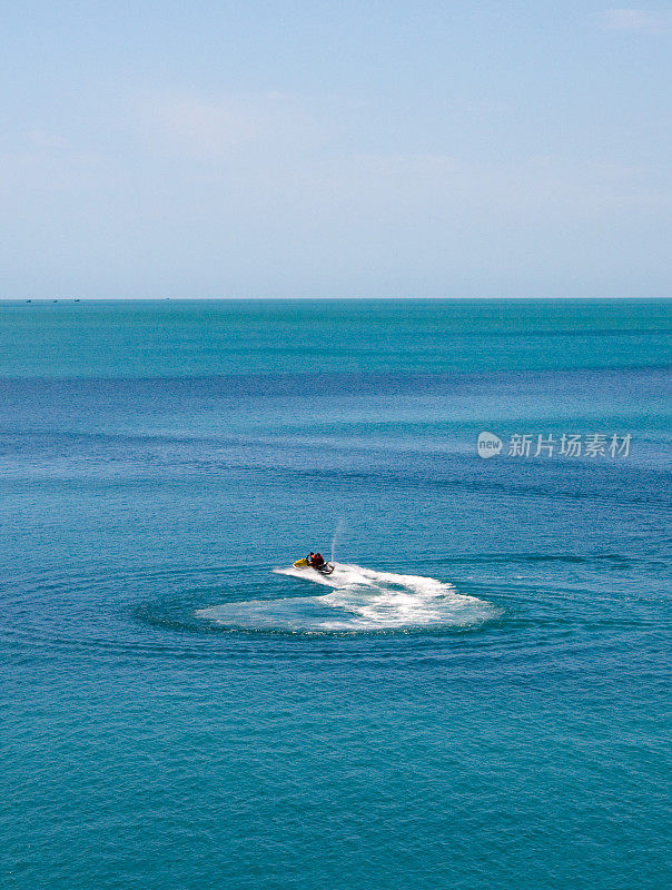 滑板车在泰国苏梅岛令人惊叹的海洋上