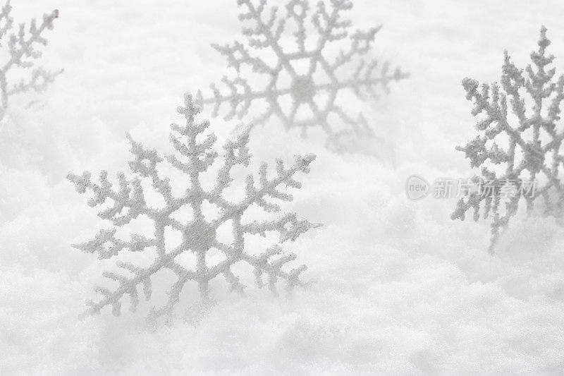 圣诞雪花装饰在真实的雪花背景上