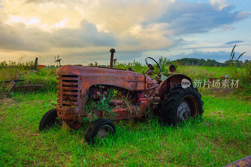 田间的旧拖拉机