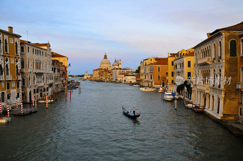 威尼斯大运河黄昏与孤独的贡多拉