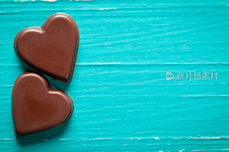 心形巧克力放在旧的绿松石桌上