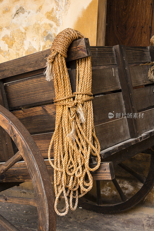 绳子挂在旧木车上