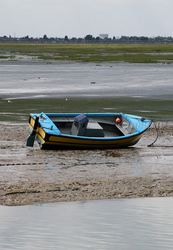 退潮时泥滩上的小船