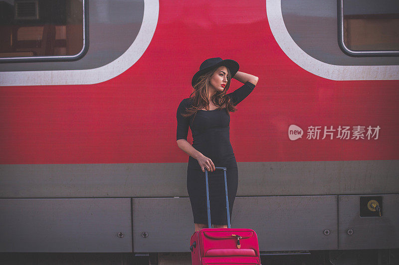 美丽性感的女人乘火车旅行