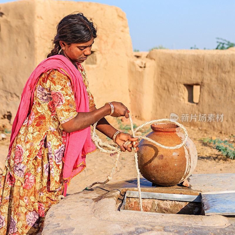 印度妇女在拉贾斯坦邦取水