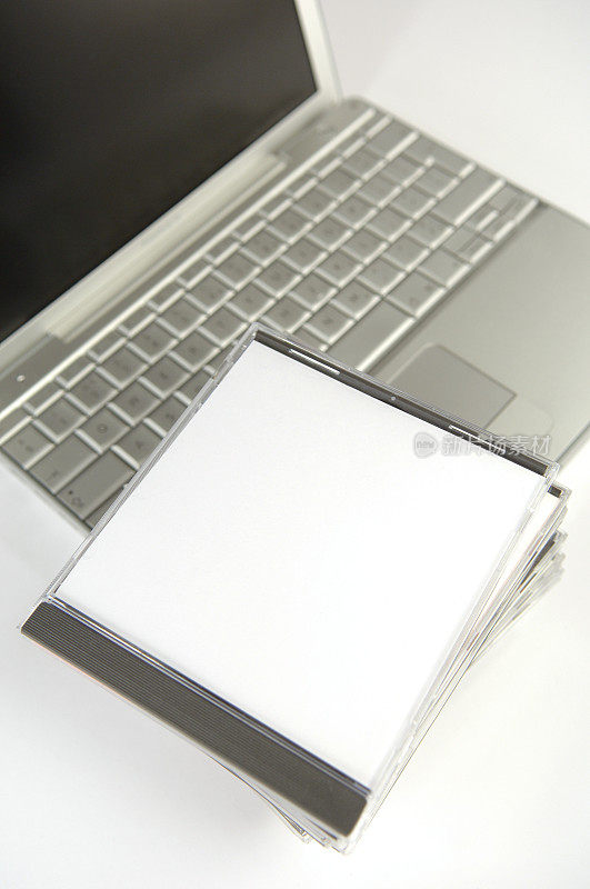 笔记本电脑上的空白CD