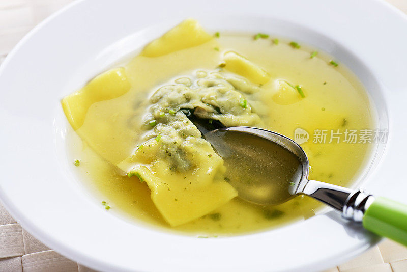 意大利面方块汤(Maultaschensuppe)