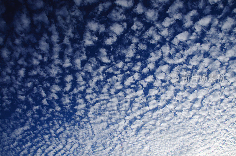 波纹云和蓝天背景