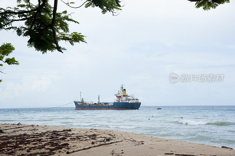 锚定在海上