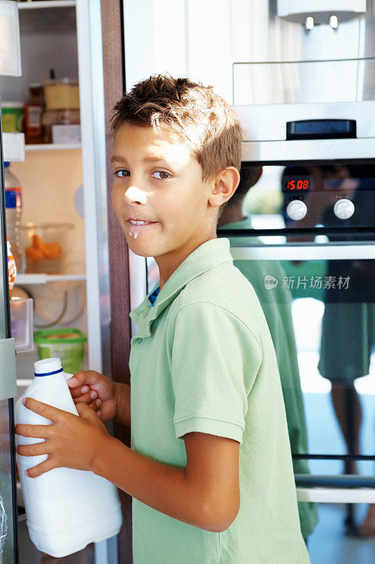小男孩从冰箱里偷牛奶