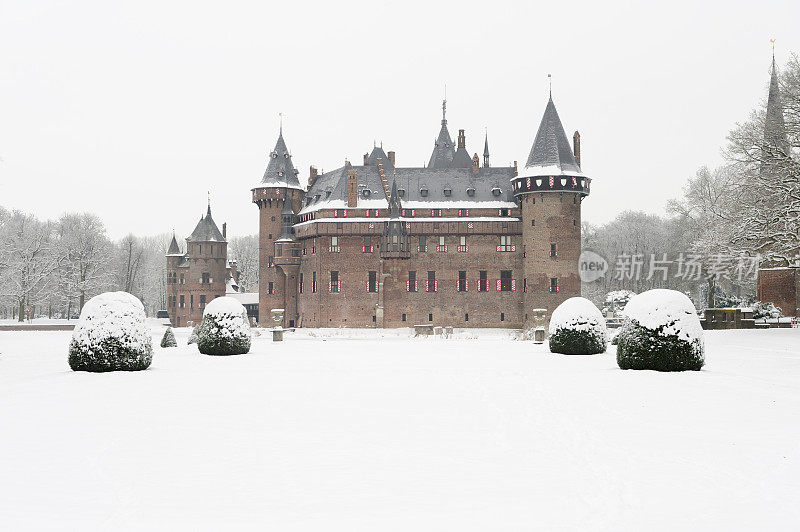 中世纪的哈尔城堡冬天下雪