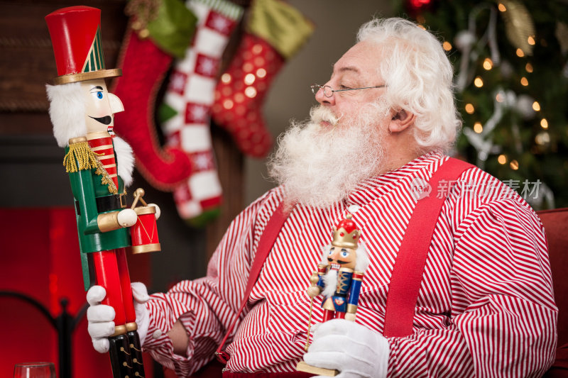 圣诞老人在看胡桃夹子玩具
