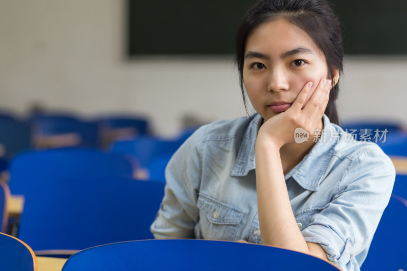 教室里的女学生