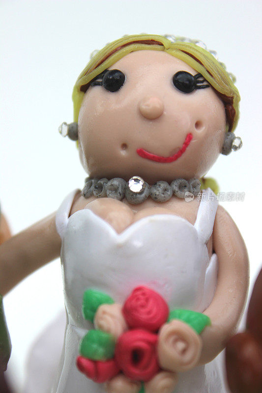 自制的婚礼蛋糕(聚合物粘土)，金发新娘，白色婚纱