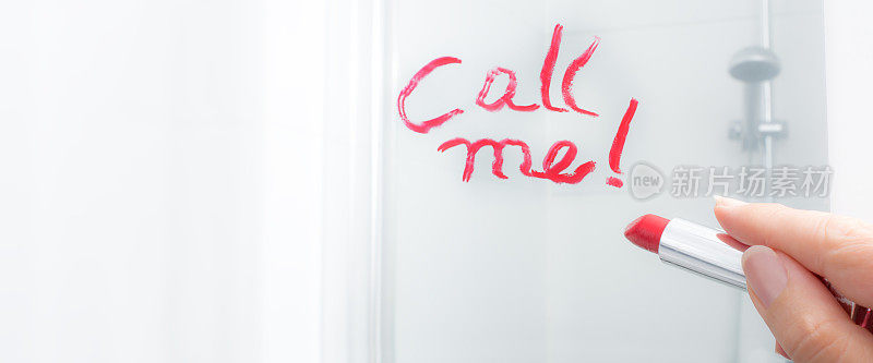 pov在浴室的镜子上写着“打电话给我”