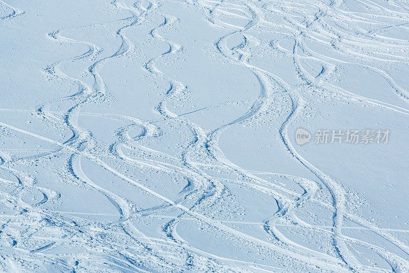 滑雪胜地新雪上的痕迹