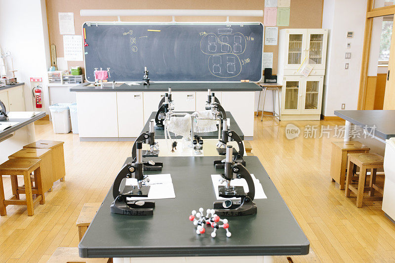 日本的高中。一个空荡荡的科学实验室，长凳上放着显微镜
