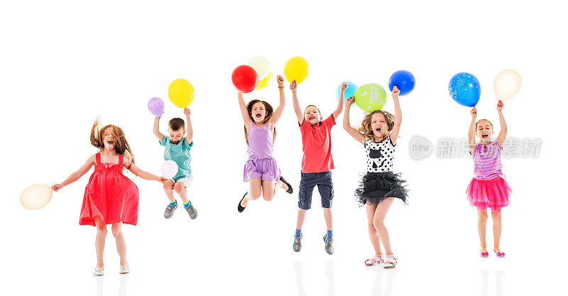 欢乐的孩子们拿着气球。