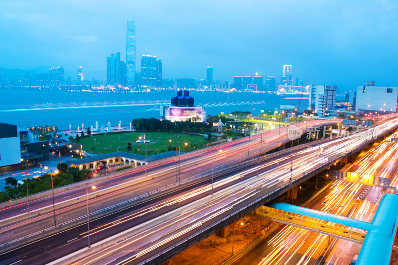 灯光在香港现代建筑背景上的痕迹