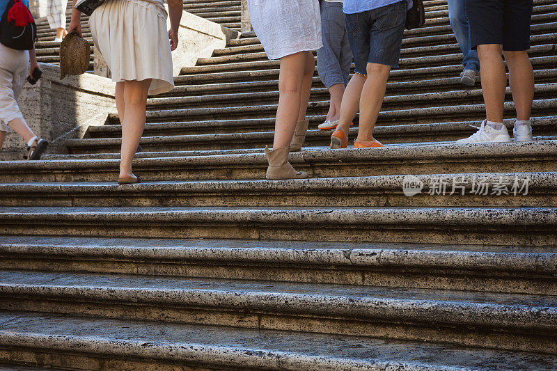 人们走上意大利罗马的西班牙台阶