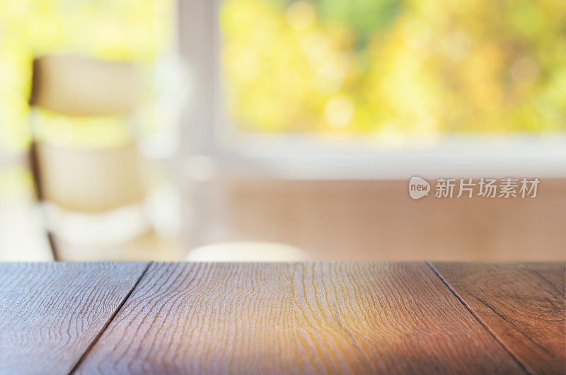 木质桌面上彩色模糊的室内背景