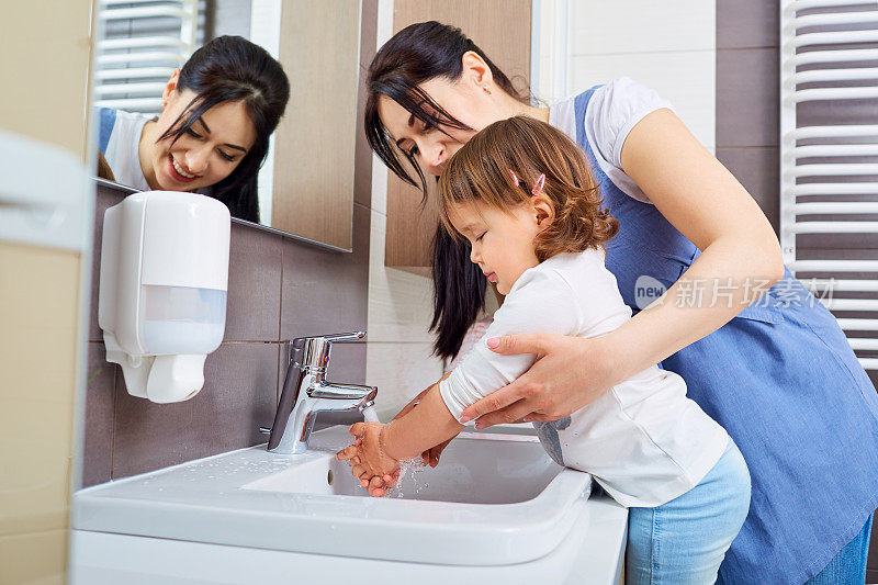 孩子和妈妈在浴室洗手。
