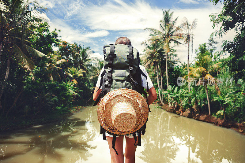 一个女人站在热带大河边