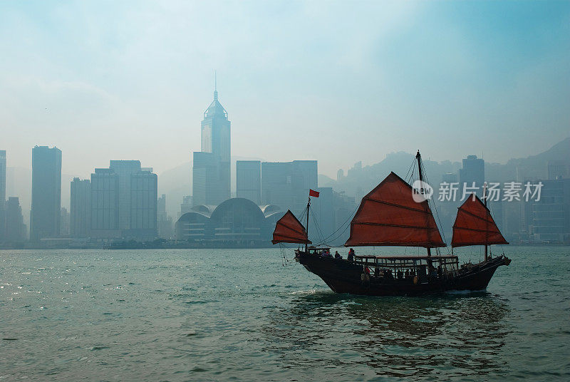 传统的中国舢板在尘土飞扬中穿过香港海港