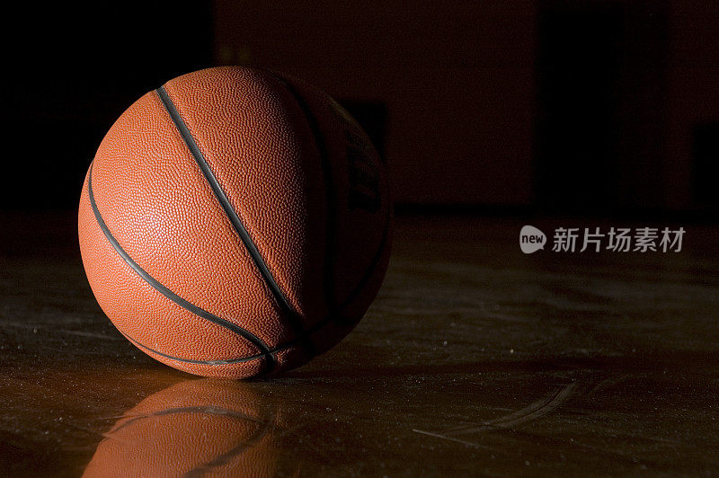 黑暗体育馆的篮球