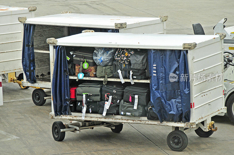 在机场运送行李的卡车