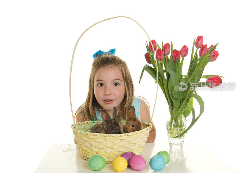 可爱的复活节女孩和一篮子的兔子