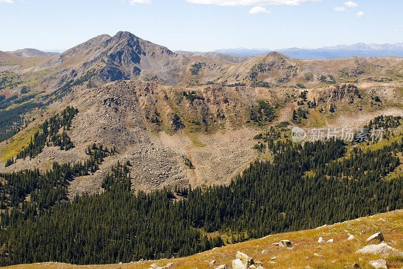 科罗拉多耶鲁山的徒步旅行者和风景