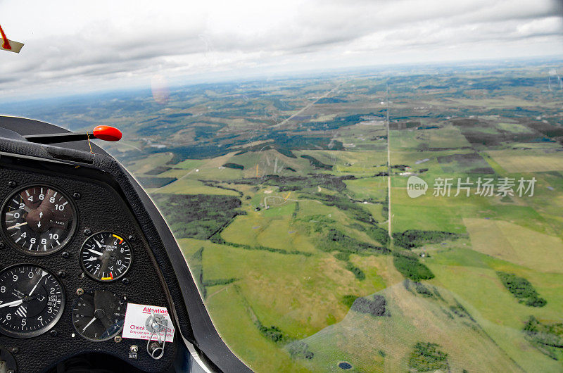 滑翔机座舱视图-仪表板和农田