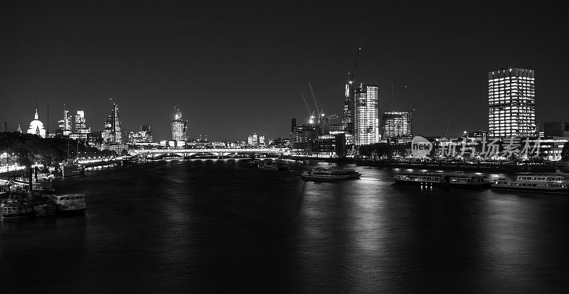 夜晚的伦敦城市天际线是黑白的