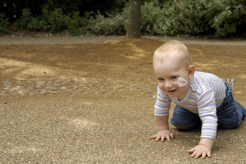在公园里爬的小男孩，7个月大