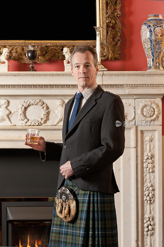 穿着苏格兰短裙享受美酒的苏格兰帅哥
