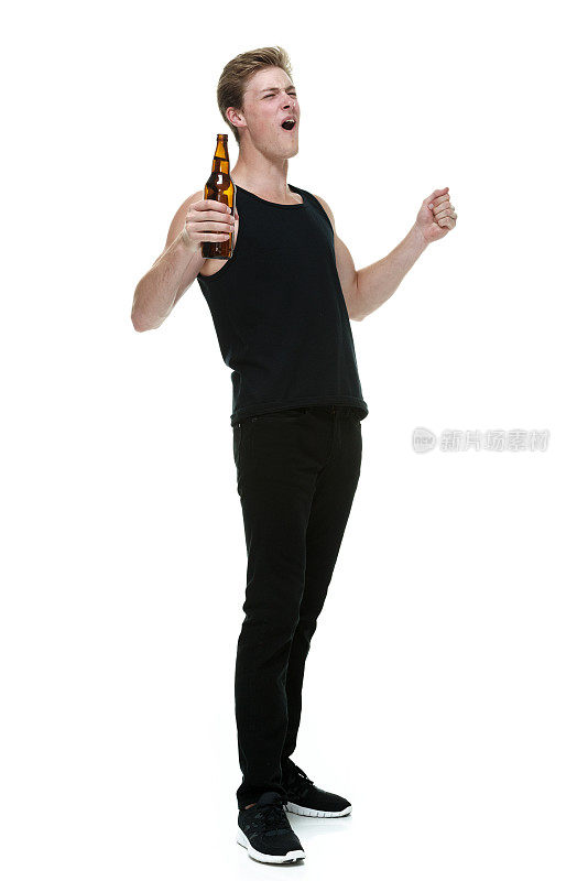 一个拿着啤酒瓶的年轻人